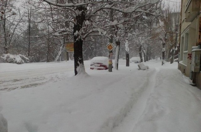 Зимната ситуация в Перник остава усложнена