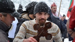 25годишен студент извади Богоявленския кръст от река Благоевградска Бистрица