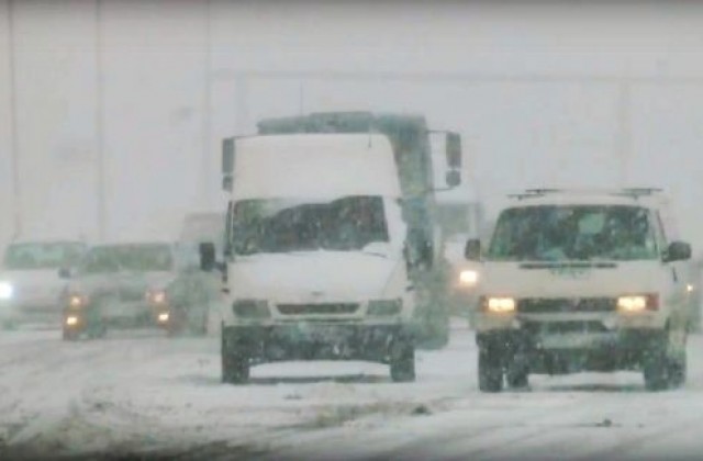 Все още има затворени пътища в областта и села без ток