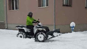 Заместниккмет с ATV излезе да чисти улици