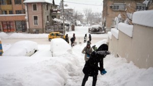 И кметът на Враца хвана лопатата