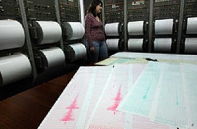Комисии проверяват за щети след земетресението