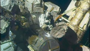 Американски астронавти прекараха над 6 часа в открития Космос ВИДЕО