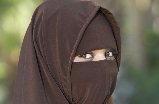 Пародиен клип се подиграва с джихадистките съпруги (ВИДЕО)