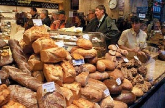 Заради истерията с лошото време – бум на продажбите на хляб и свещи