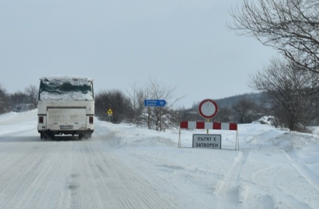 Затвориха още пътища в Плевенска област заради снегонавяванията