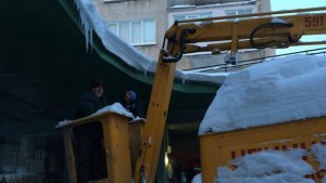 Започна премахването на ледени висулки във Враца