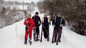 Снегът като забавление в Пороище си спретнаха ски писта