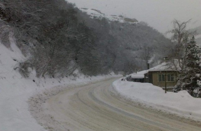 Възстановиха движението по затворени заради снега пътища