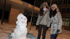 Снежен човек на модерна баба победител в димитровградския конкурс