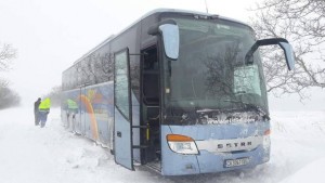 Спасяваха японски туристи от закъсал в преспите автобус СНИМКИ