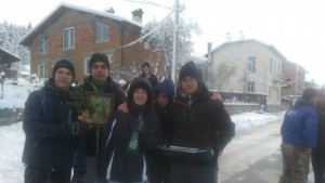 Два дни обикалят с богоявленския кръст за здраве в Баня