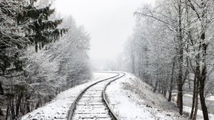 Влак дерайлира заради преспа сняг