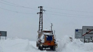 Преспи по 2 метра блокират пътя към Каолиново СНИМКИ