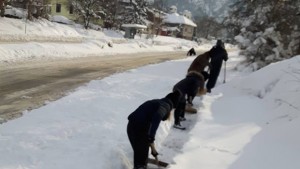 Представители на МГЕРБ Враца се включиха в снегопочистването