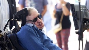 Физикът Стивън Хокинг на 75 години въпреки лекарските прогнози и
