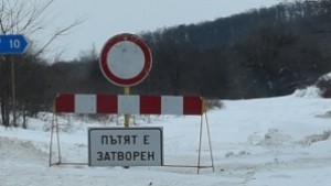 Заради снегонавявания затвориха и пътя Долна Митрополия Тръстеник