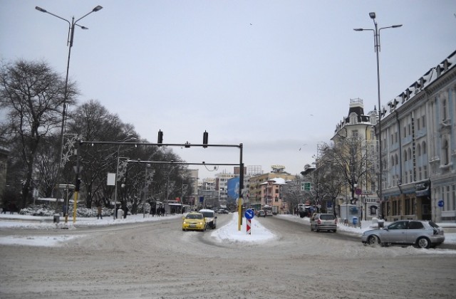 Защо няколко светофара във Варна мигат в жълто?