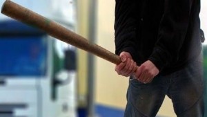 Изоставен любовник раздаде правосъдие с бухалка