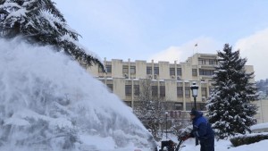 Снегорините работят по второстепенните улици на Велико Търново разширяват почистената