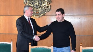 Цоньо Христов който извади кръста от река Вит ще дари