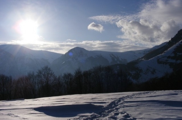 Снегът спира по обяд, температурите се покачват