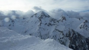 Военни почистваха преспи по селски път