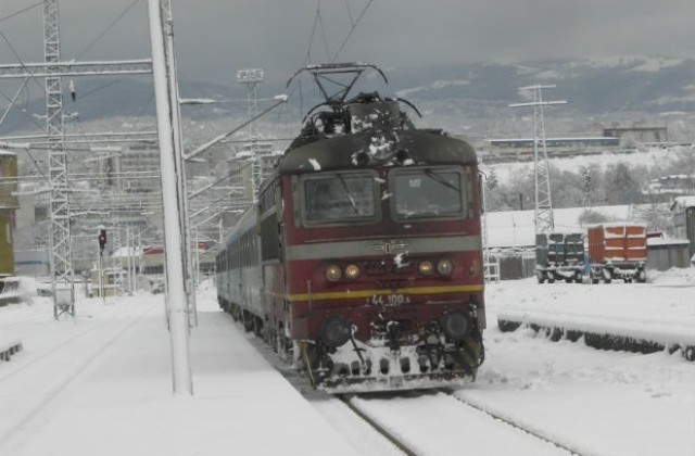 Локомотив блъсна вагони с пътници на гарата в Мездра, няма пострадали