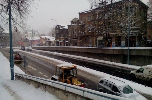 В четвъртък автобуси за учениците ще има, снеговалежът в Пловдив продължава(СНИМКИ)