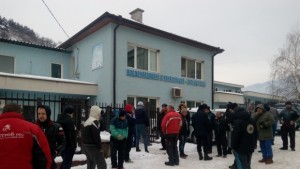 Жители на Джерман на протест пред ВиК Дупница нямат вода