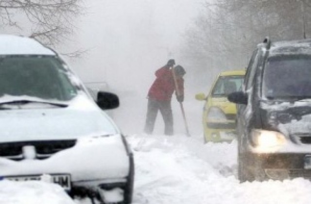 Жена остави 10 коли в снежна блокада по пътя Твърдица-Меден Рудник