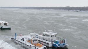 Над двадесет кораба на котва изчакват спирането на ледохода по