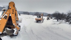 Девет часа не стигнаха за да се пробият преспите към