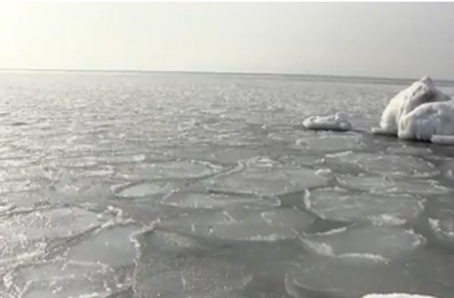 Част от залива под нос Чиракман в Каварна замръзна