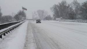 Снегът затвори пътища в Хасковско