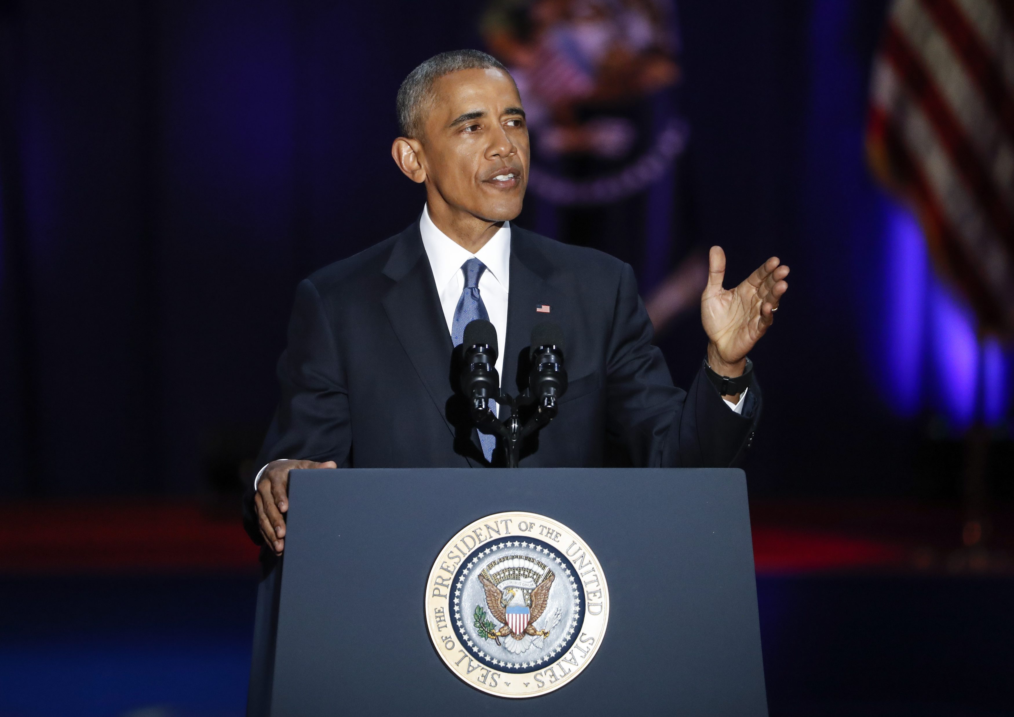 Барак Обама изнесе своята последна реч като президент на САЩ пред хиляди хора в Чикаго - градът, в който той отпразнува издигането си във властта преди осем години. На моменти гласът му отразяваше емоциите. Той си спомни както пораженията, така и победите.