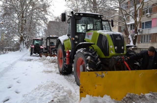 Над 120 машини чистят снега на територията на София