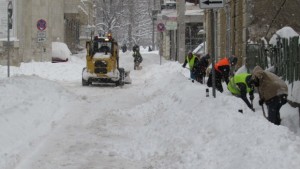 Цяла нощ машини чистят столичните улици от снега