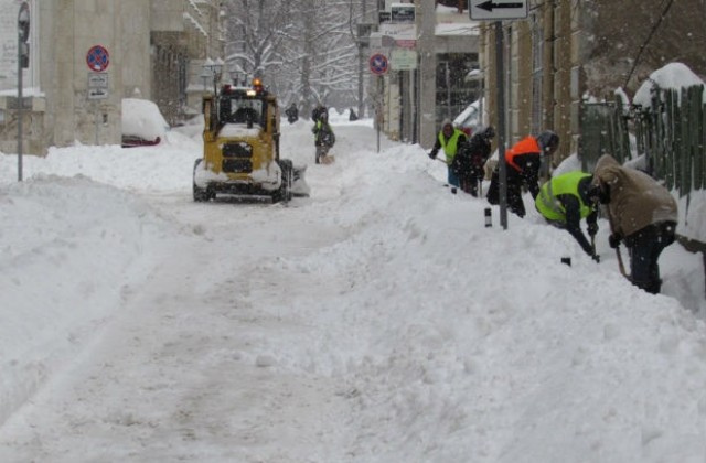 Цяла нощ машини чистят столичните улици от снега