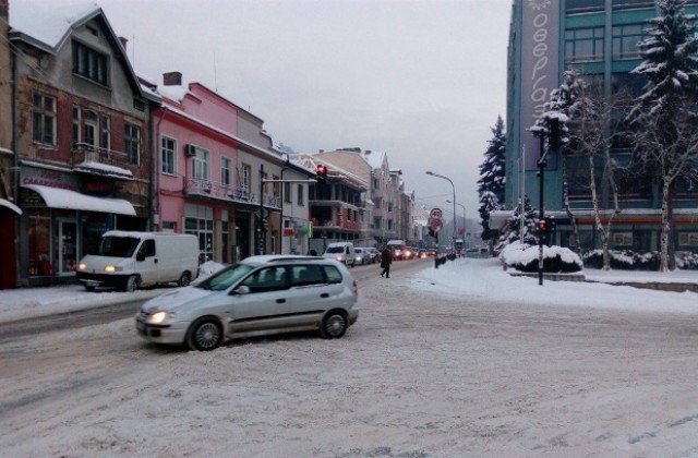 Пътищата в област Кюстендил са проходими, пропадна пътното платно между Смоличано- Пелатиково