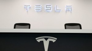 Ас на Епъл поема софтуерния отдел на Тесла