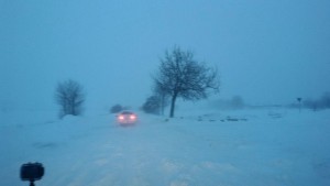 Пожарникари евакуираха двама мъже от закъсал бус