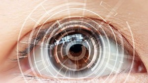 Робот удивително прилича на жена прави и типични женски мимики