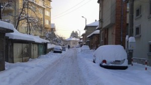 Непочистени тротоари и закъсняващи автобуси изнервиха великотърновци