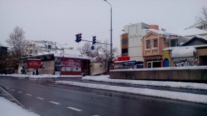 След обилния 30часов снеговалеж шосетата черни тротоарите снежни СНИМКИ