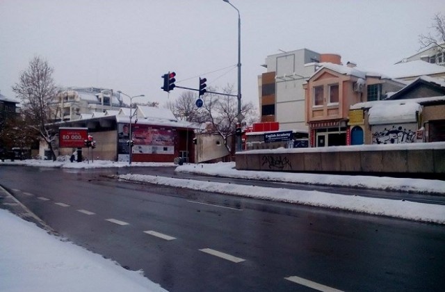 След обилния 30-часов снеговалеж: шосетата черни, тротоарите снежни(СНИМКИ)