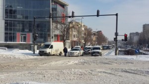 Лед и закъсал ТИР затрудниха движението в Шумен