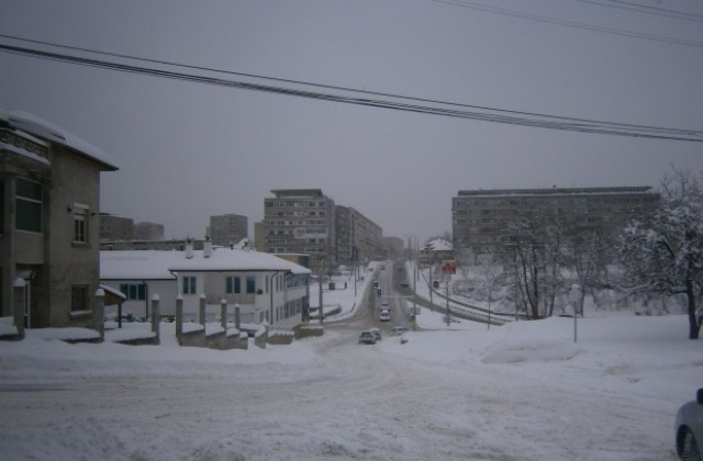 Продължава почистването след интензивния и продължителен снеговалеж в Габрово