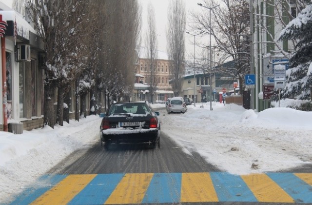 Продължава чистенето на снега и опесъчаването в Хасково