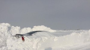 Затрупана кола се показа изпод снега към Макак СНИМКИ